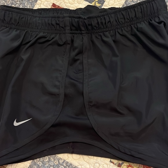 Nike women’s dry fit shorts - Picture 4 of 4